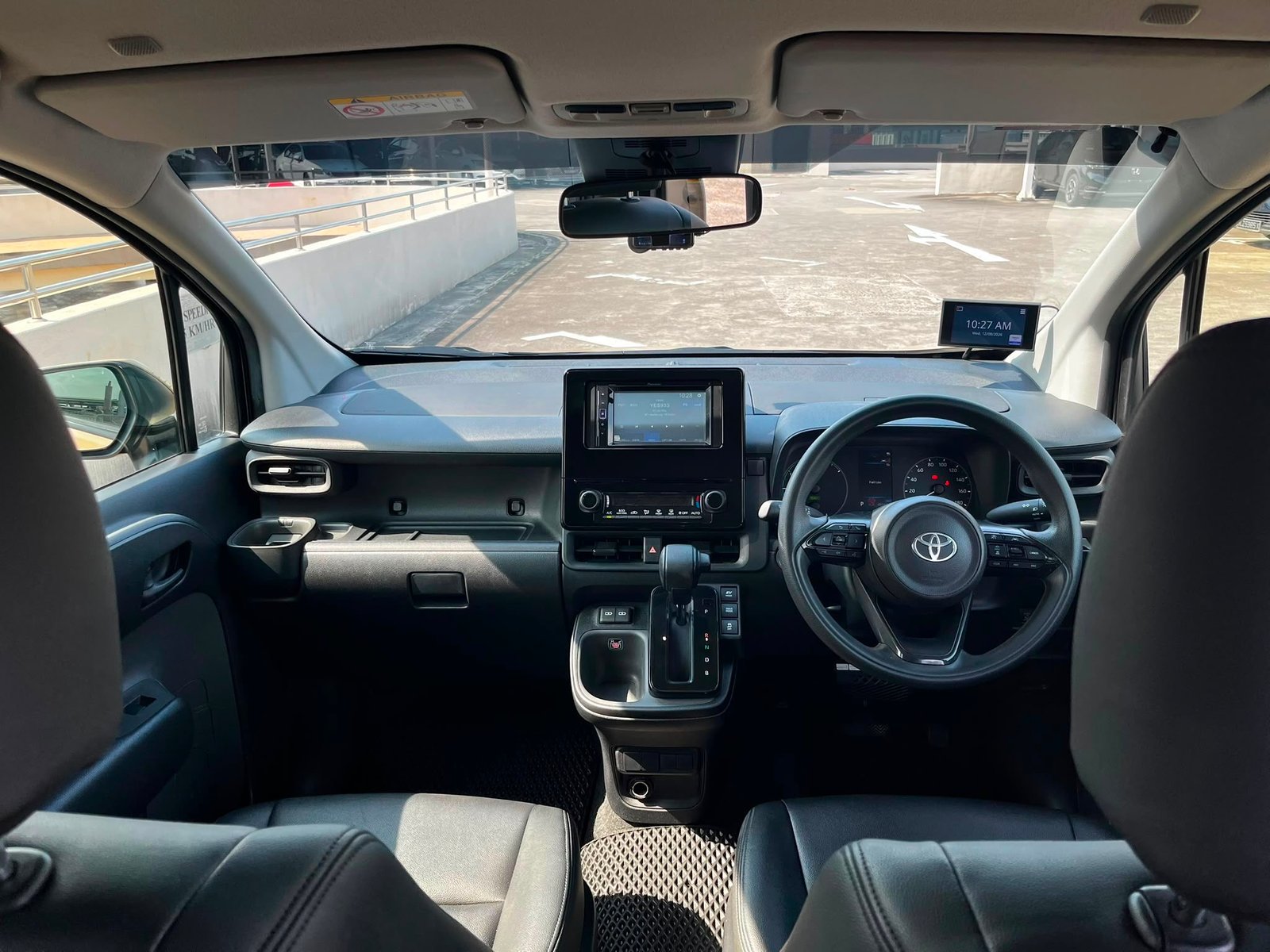 Toyota Sienta Hybrid 1.5X photo 6